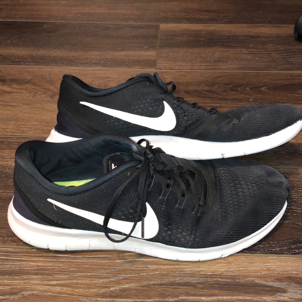 Black Nike Free Run shoes